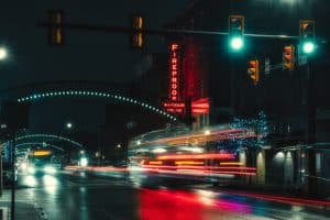 Straatbeeld in Columbus met neonlichten in de nacht