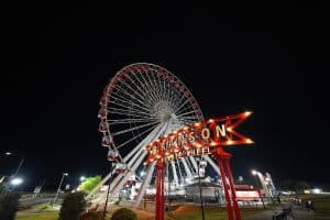 Branson Ferris Wheel verlicht in Missouri bij nacht