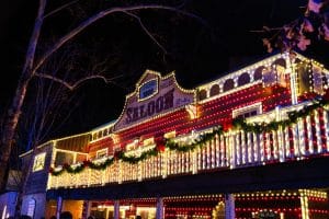 Silver Dollar Saloon met verlichting in Branson, Missouri