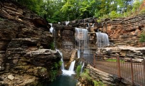 Waterval en rotsformaties in Branson, Missouri