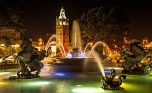Fontein en Country Club Plaza in Kansas City bij avond