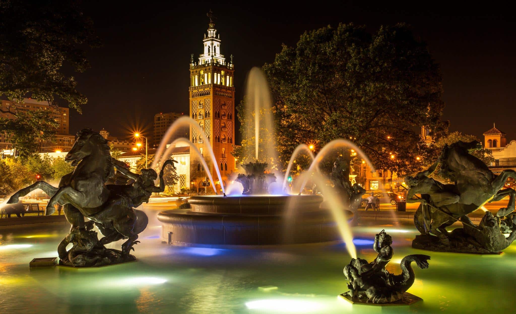 Fontein en Country Club Plaza in Kansas City bij avond