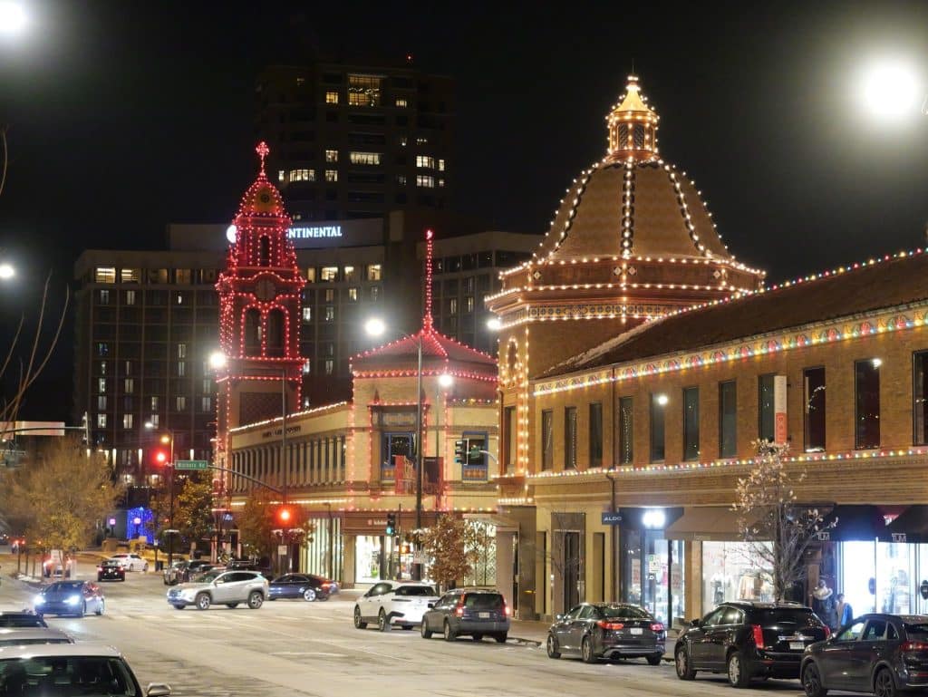 Verlichte winkelstraat bij Country Club Plaza in Kansas City