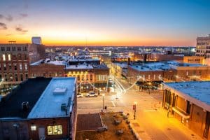 Skyline van downtown Springfield Missouri bij zonsondergang