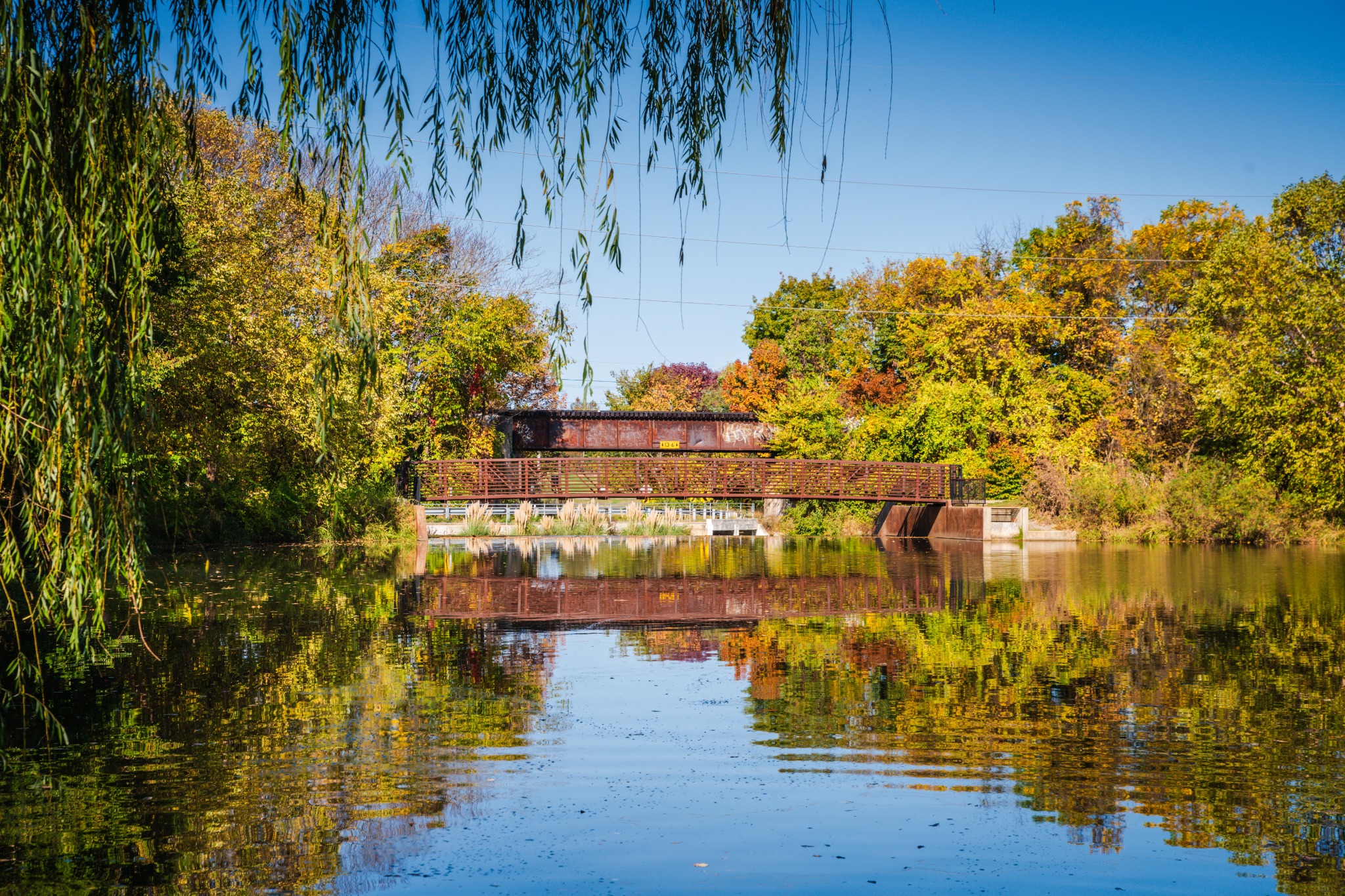 Park met brug en herfstkleuren in Springfield Missouri