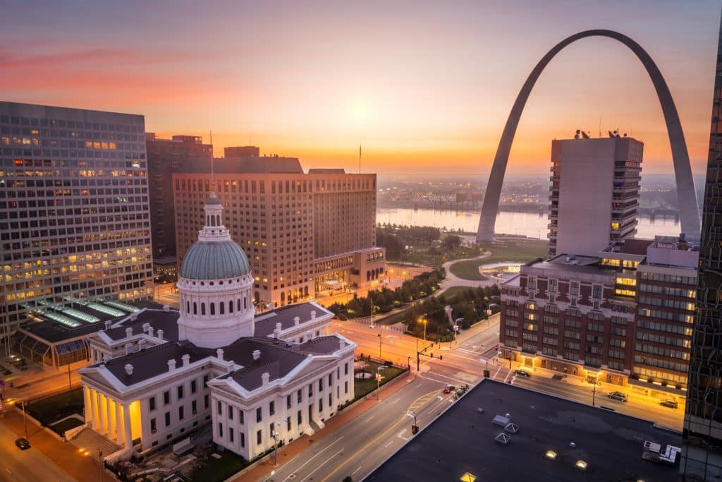 Gateway Arch en Old Courthouse in St. Louis bij zonsopkomst