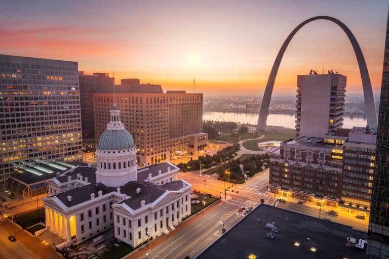 Gateway Arch en Old Courthouse in St. Louis bij zonsopkomst