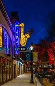 Neonreclame van jazzclub in St. Louis bij avond