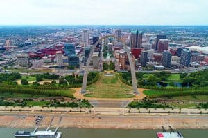 Luchtfoto van Gateway Arch en skyline van St. Louis