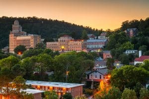 Hot Springs skyline bij zonsondergang in Arkansas