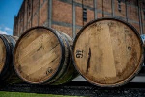 Bourbonvaten bij distilleerderij tijdens autorondreis Kentucky