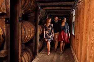 Bezoekers in opslagruimte van Buffalo Trace Distillery in Frankfort Kentucky