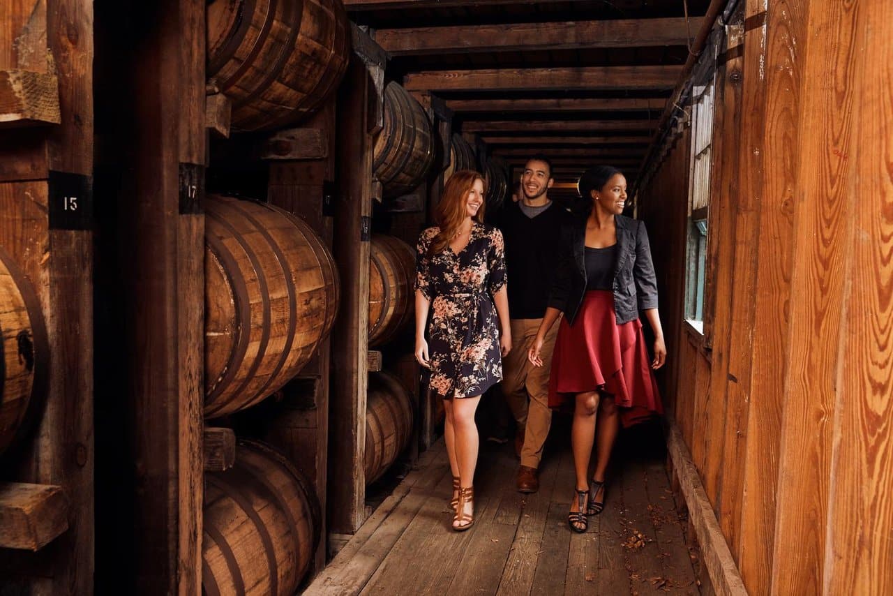 Bezoekers in opslagruimte van Buffalo Trace Distillery in Frankfort Kentucky