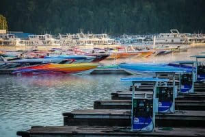 Speedboten in Lake Cumberland tijdens autorondreis Kentucky