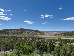 Landschap bij Richfield met heuvels en meer in Utah
