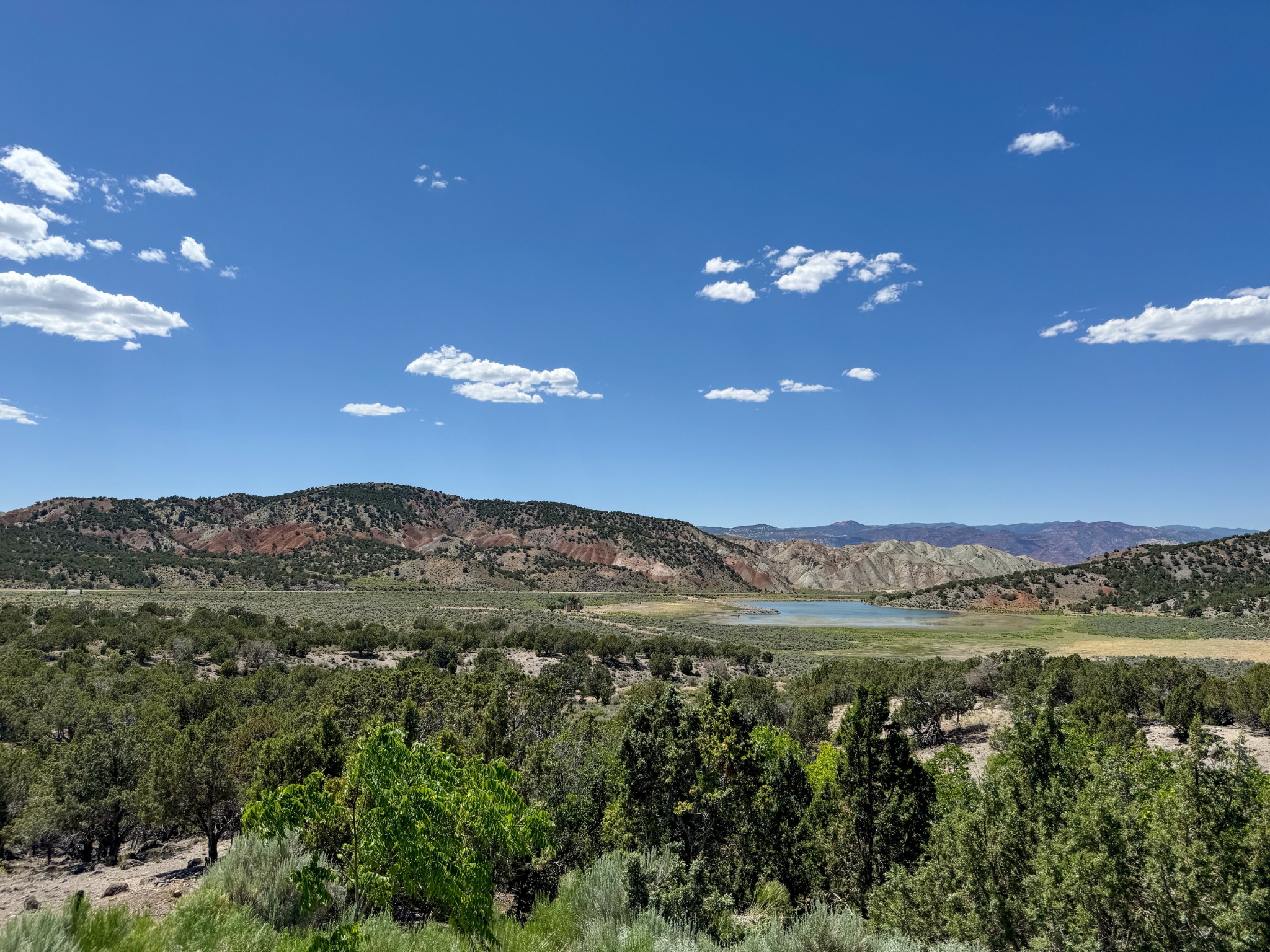 Landschap bij Richfield met heuvels en meer in Utah