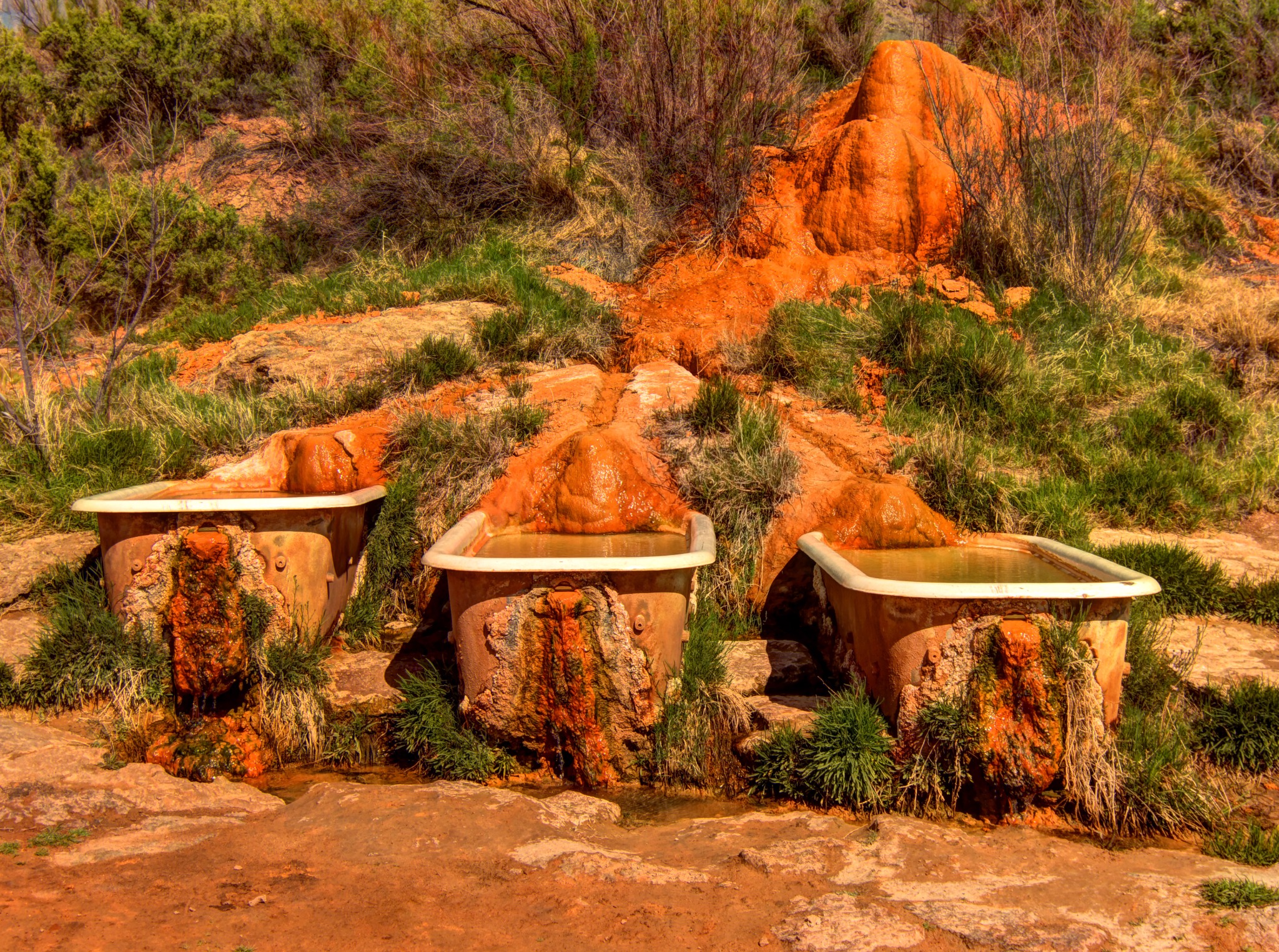 Drie badkuipen bij Mystic Hot Springs in Utah