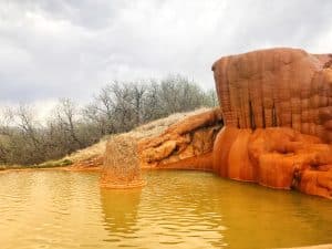 Mystic Hot Springs met mineraalbad en rode rotsformaties in Utah