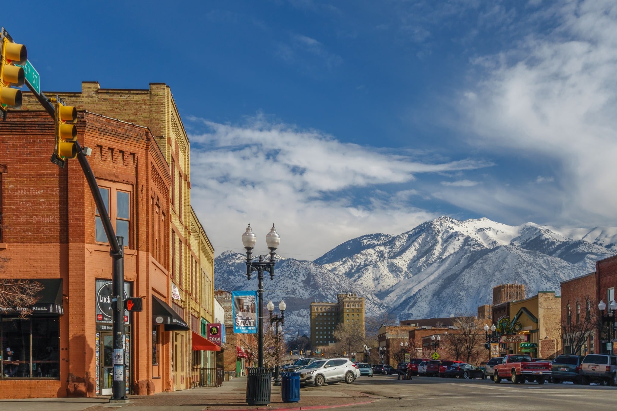 Historisch centrum van Ogden met besneeuwde bergen in Utah