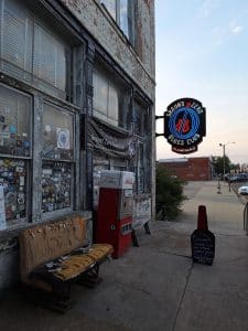 Gevel van Ground Zero Blues Club in Clarksdale met neonbord