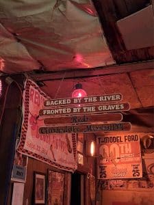 Interieur van Red’s bluesclub in Clarksdale met houten bord en rode verlichting