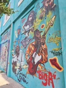 Muurschildering met bluesmuzikanten op blauwe muur in Clarksdale