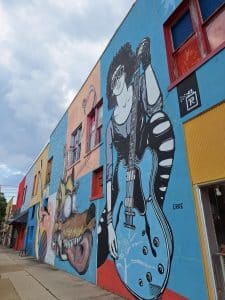 Grote muurschildering met gitarist op blauwe gevel in Clarksdale