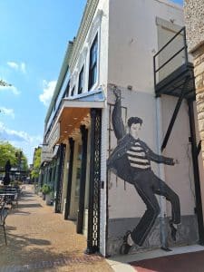 Muurschildering van Elvis Presley op gevel in Tupelo