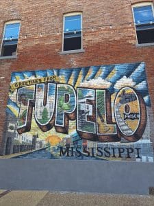 Greetings from Tupelo muurschildering op bakstenen muur in Tupelo