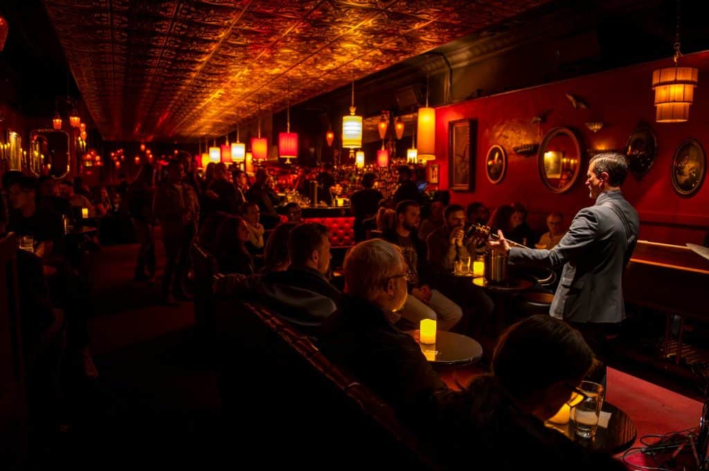 Kansas City Green Lady Lounge met muzikant en publiek