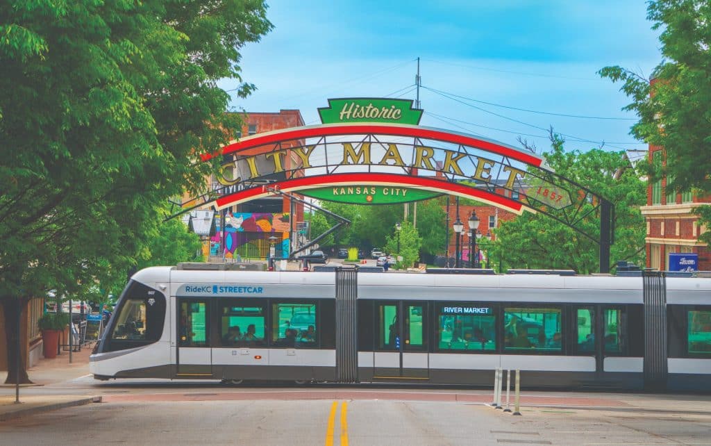 Kansas City River Market met streetcar onder marktboog