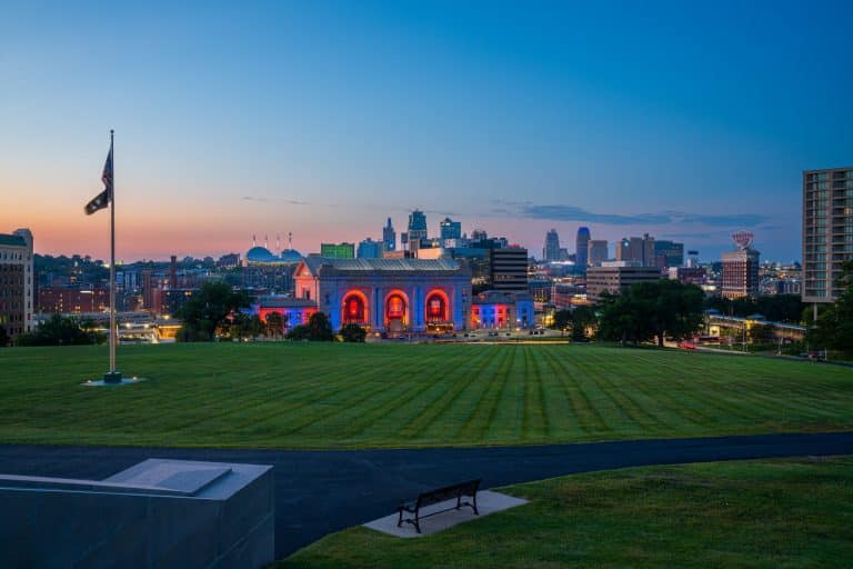 Kansas City skyline met Union Station bij avond