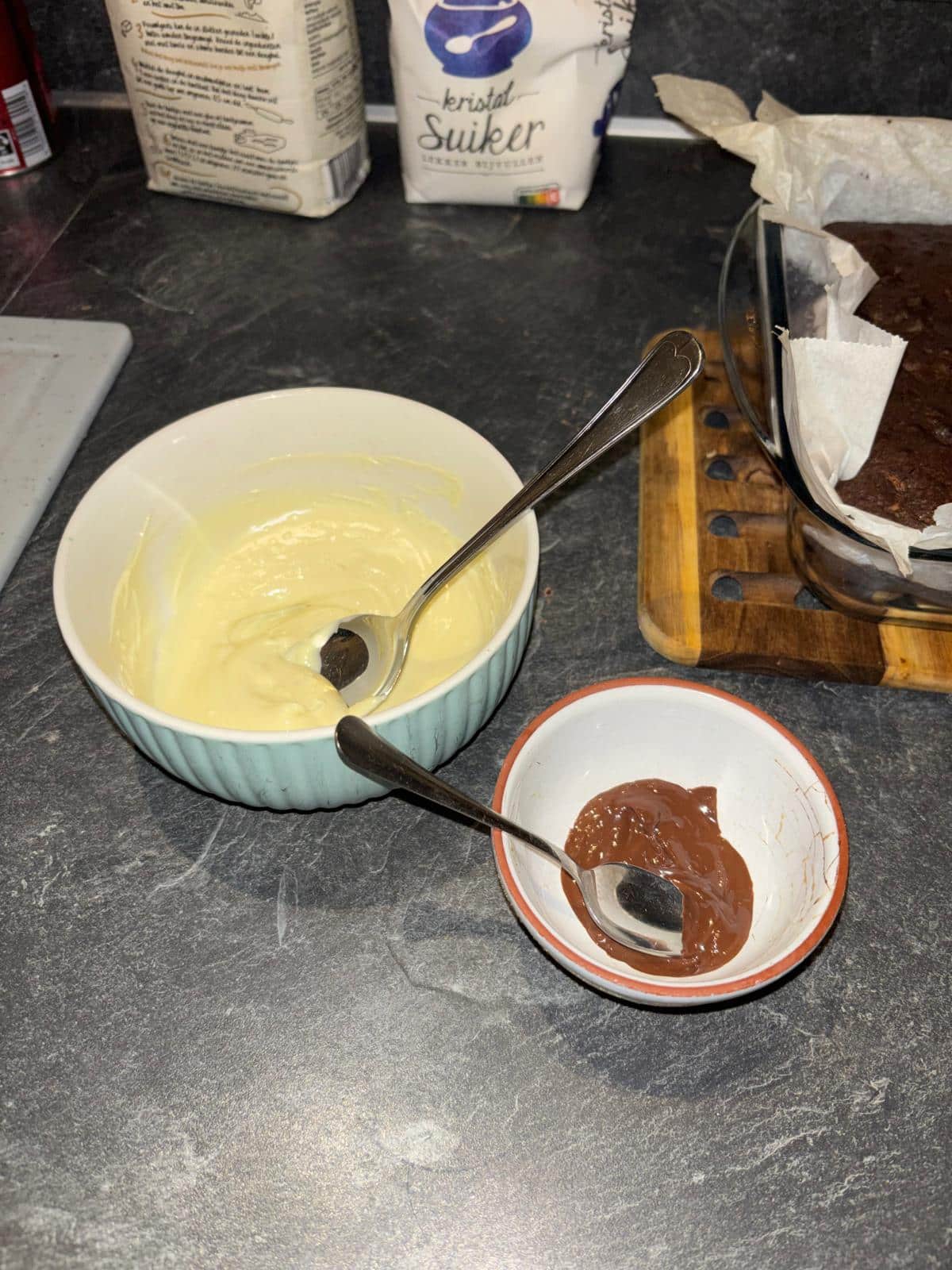 Witte en pure chocolade in aparte bakjes voor de versiering