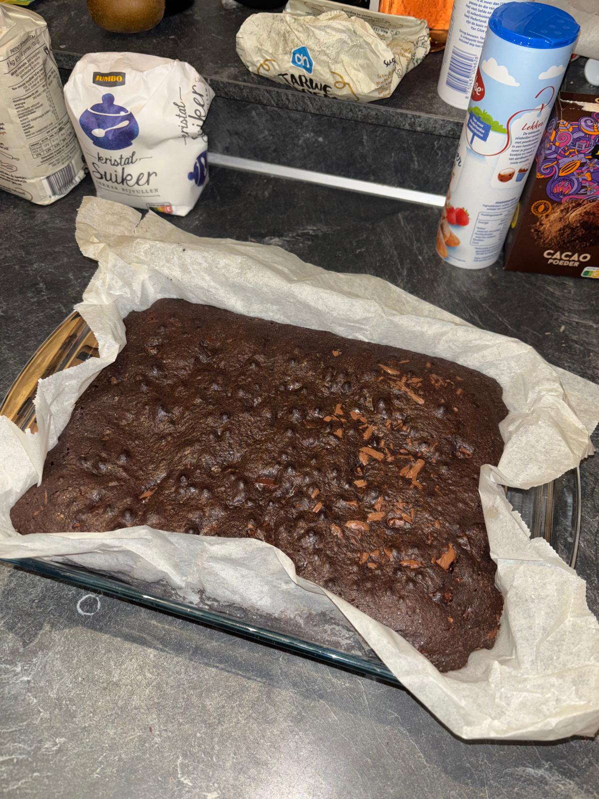 Onversierde brownieplaat op bakpapier