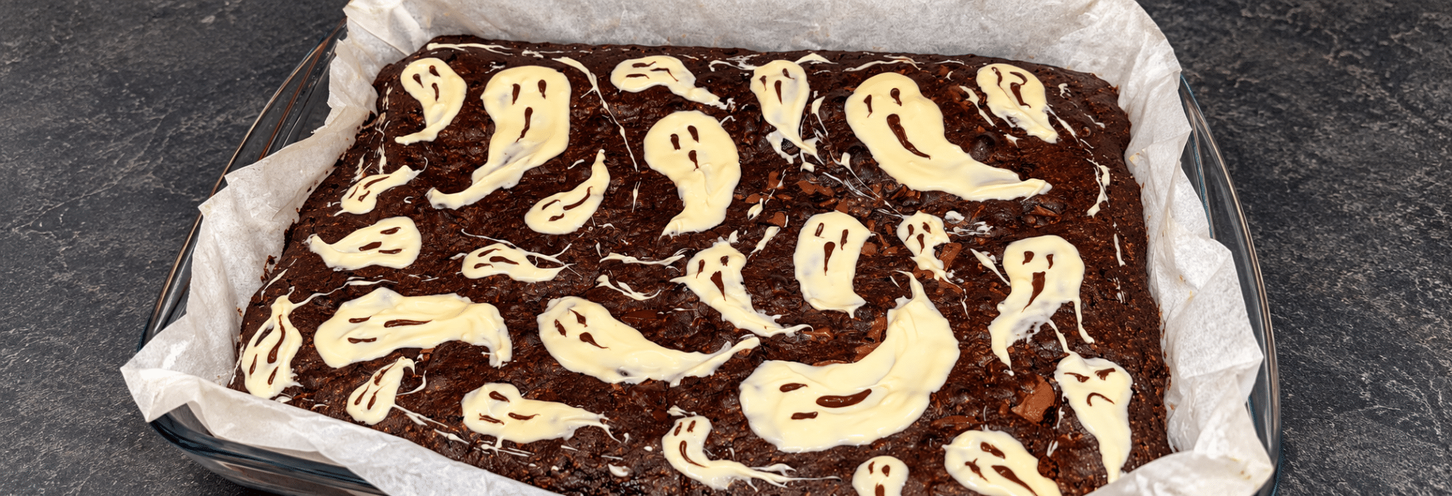Halloween brownies met witte chocoladegeestjes