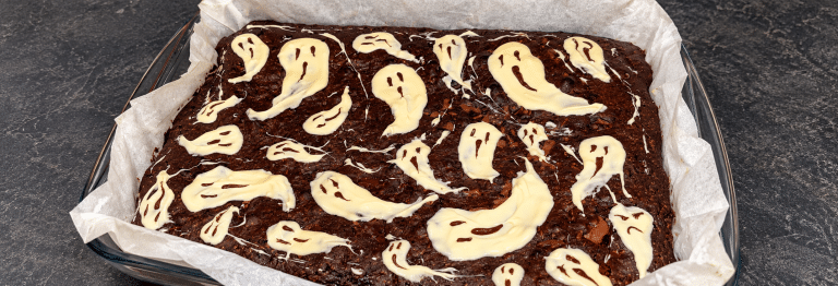 Halloween brownies met witte chocoladegeestjes